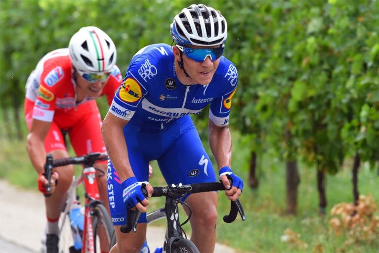 Beresterke Remco Evenepoel soleert naar ritzege in Italiaanse rittenkoers, met twee minuten voorsprong