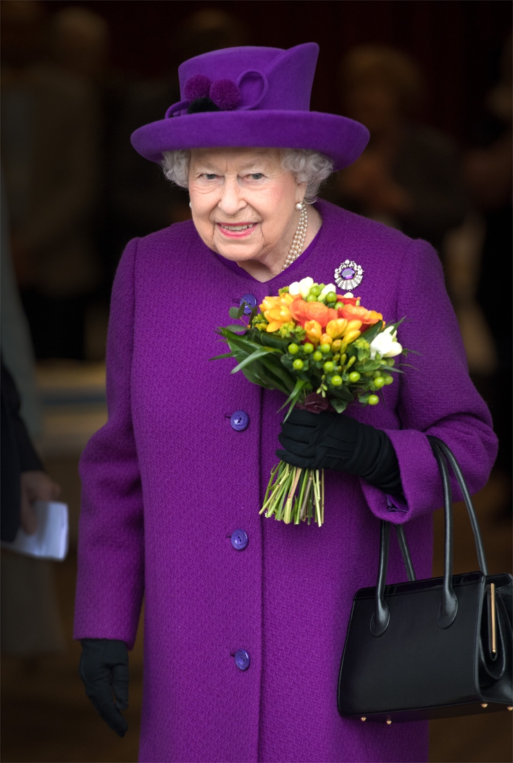 doel vanavond Matrix Het geheim achter de handtas van Queen Elizabeth II: waarom ze haar  favoriete accessoire altijd strategisch meeneemt | Het Nieuwsblad Mobile