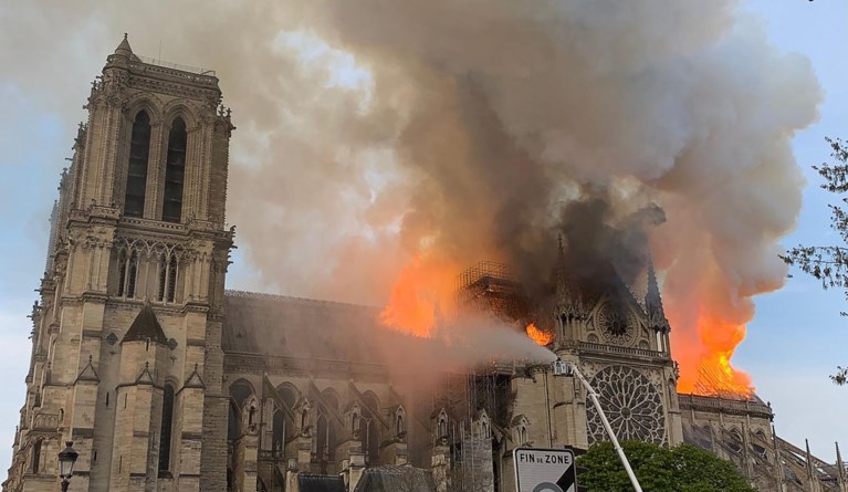 Activisten dienen klacht in na brand in Notre-Dame: “Overheid heeft bewust mensen in gevaar gebracht”