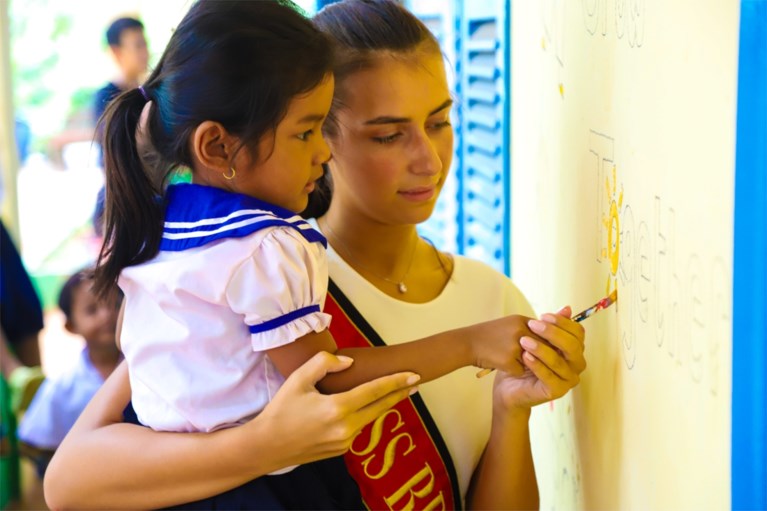 “Onzichtbare” Miss België komt nog eens in belangstelling met bezoek aan schooltje in Cambodja