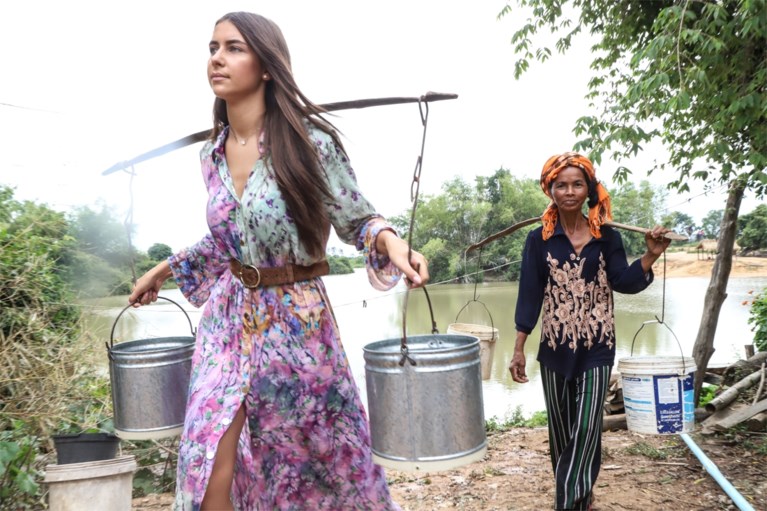“Onzichtbare” Miss België komt nog eens in belangstelling met bezoek aan schooltje in Cambodja