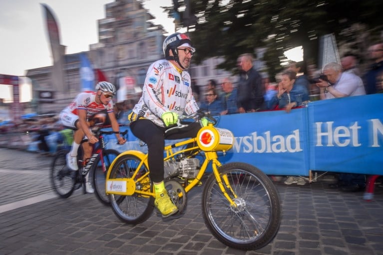 IN BEELD. Mathieu van der Poel en Sanne Cant winnen het dernycriterium in Antwerpen: “Ik train alvast om het WK te winnen”