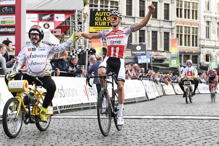 IN BEELD. Mathieu van der Poel en Sanne Cant winnen het dernycriterium in Antwerpen: “Ik train alvast om het WK te winnen”