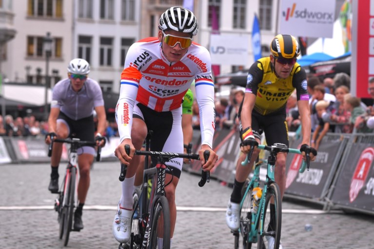 IN BEELD. Mathieu van der Poel en Sanne Cant winnen het dernycriterium in Antwerpen: “Ik train alvast om het WK te winnen”