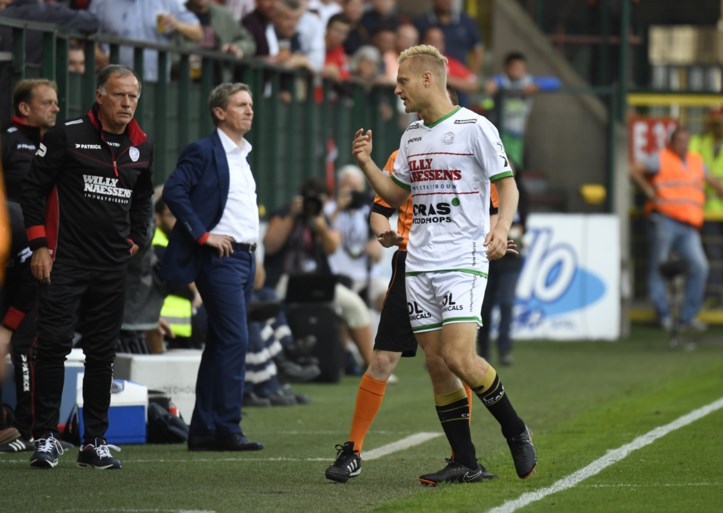 Standard wint eenvoudig van onmachtig Zulte Waregem en pakt zes op zes, Olivier Deschacht krijgt rode kaart