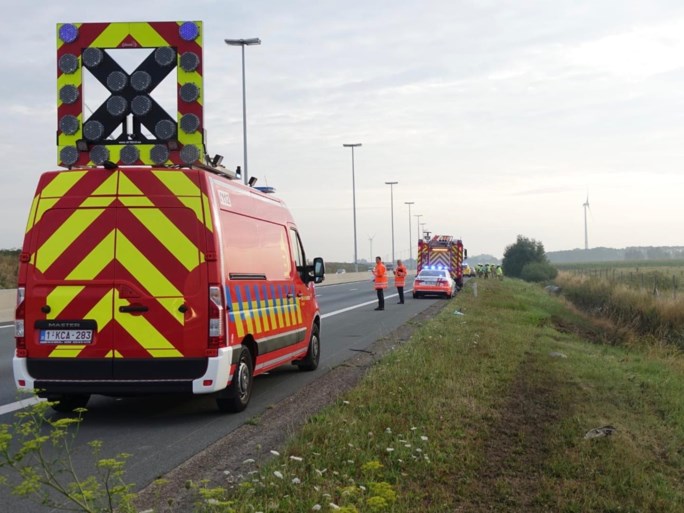 Auto maakt buiteling en belandt in de gracht: korte tijd hinder op E19