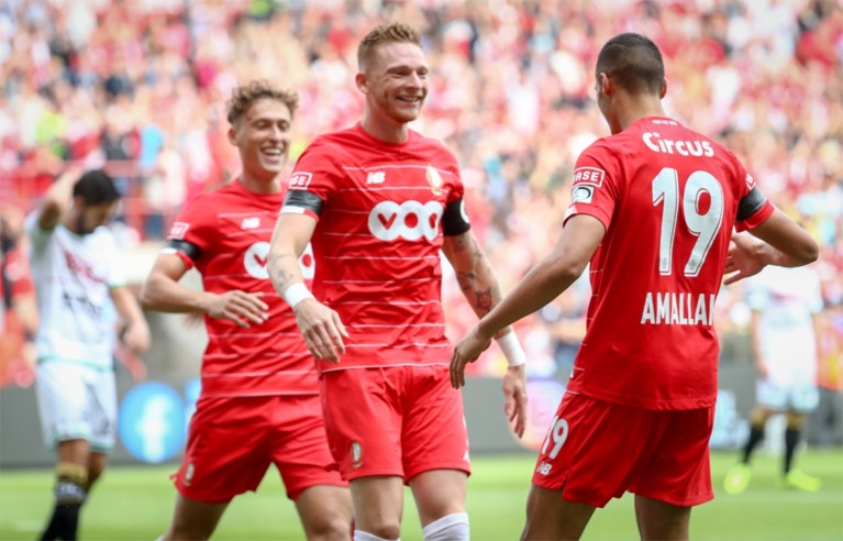 Standard wint eenvoudig van onmachtig Zulte Waregem en pakt zes op zes, Olivier Deschacht krijgt rode kaart