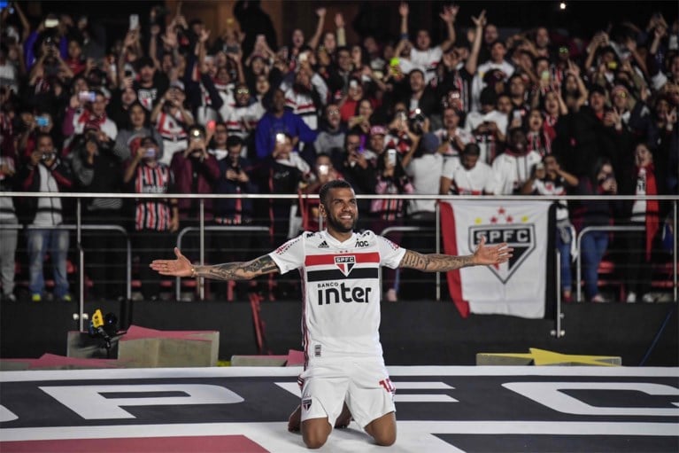 Onthaald als een God in eigen land: tienduizenden voetbalfans heten Dani Alves welkom bij Sao Paulo