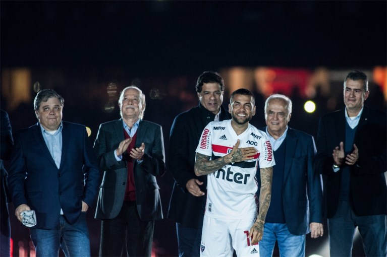 Onthaald als een God in eigen land: tienduizenden voetbalfans heten Dani Alves welkom bij Sao Paulo