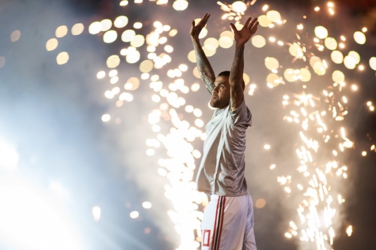 Onthaald als een God in eigen land: tienduizenden voetbalfans heten Dani Alves welkom bij Sao Paulo