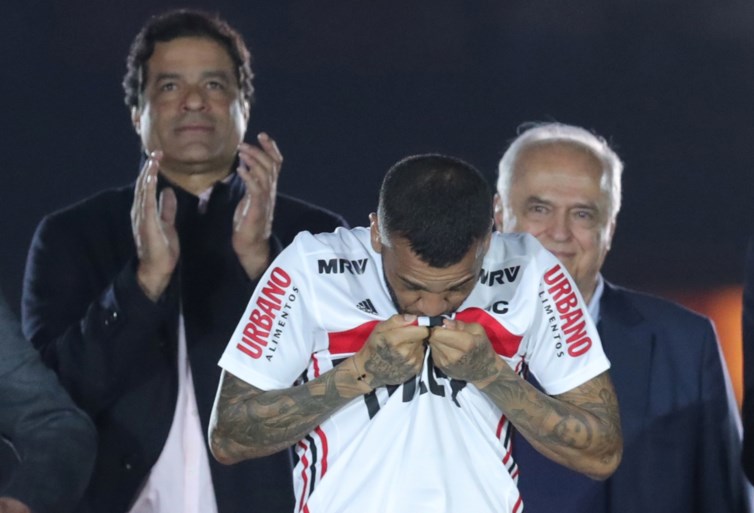 Onthaald als een God in eigen land: tienduizenden voetbalfans heten Dani Alves welkom bij Sao Paulo