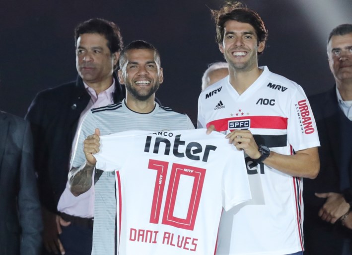 Onthaald als een God in eigen land: tienduizenden voetbalfans heten Dani Alves welkom bij Sao Paulo
