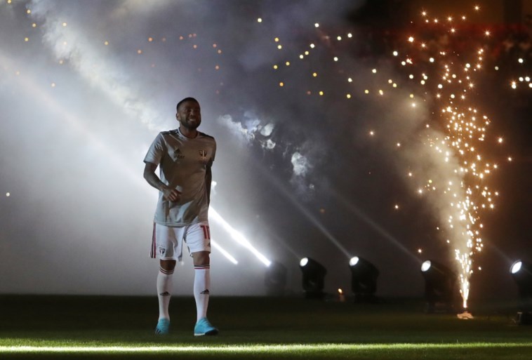 Onthaald als een God in eigen land: tienduizenden voetbalfans heten Dani Alves welkom bij Sao Paulo