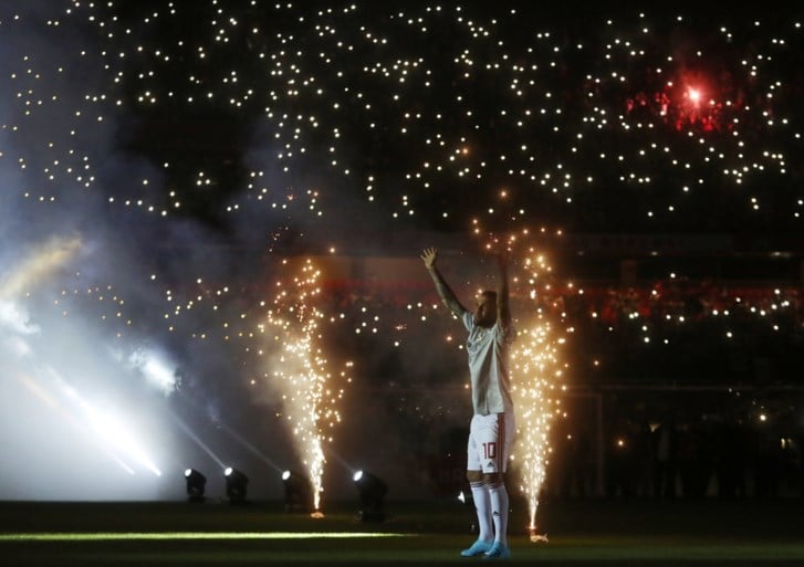 Onthaald als een God in eigen land: tienduizenden voetbalfans heten Dani Alves welkom bij Sao Paulo