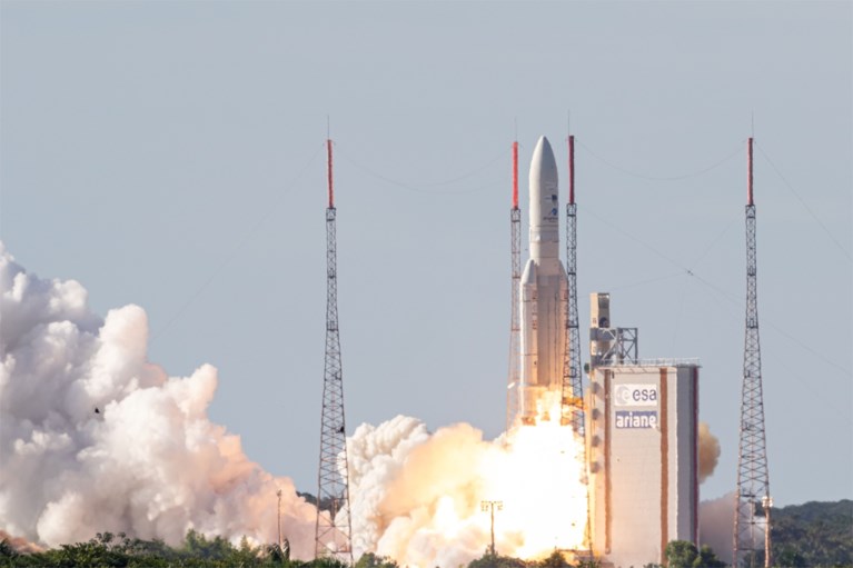 Europese Ariane-5 schiet twee telecomsatellieten ruimte in