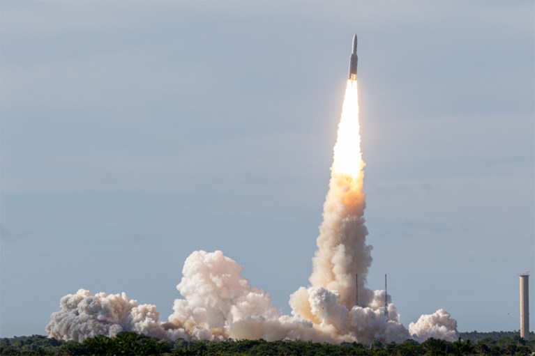 Europese Ariane-5 schiet twee telecomsatellieten ruimte in