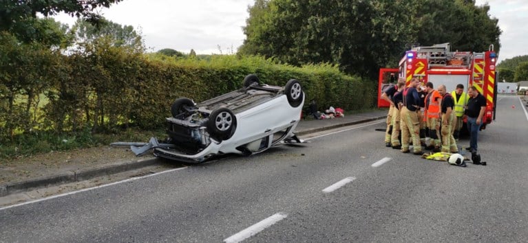 Auto overkop bij ongeval in Zottegem, vrouw moet bevrijd worden door brandweer