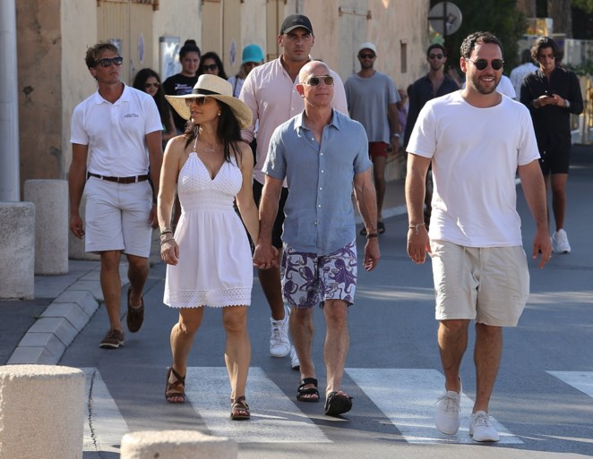 Amazon-baas met nieuwe vlam op vakantie in Saint-Tropez