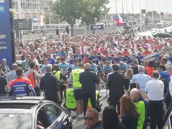 Ook profrenners houden voor start EK een indrukwekkende minuut stilte ter ere van Bjorg Lambrecht