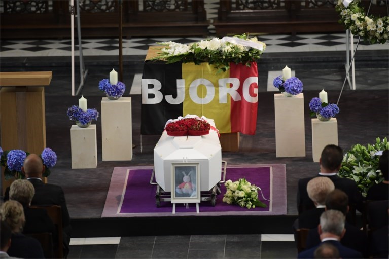 FOTO. Wielerwereld neemt afscheid van Bjorg Lambrecht