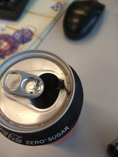 Jochen vindt een vlieg in zijn blikje Coca-Cola en is verbaasd om de reactie van de frisdrankgigant