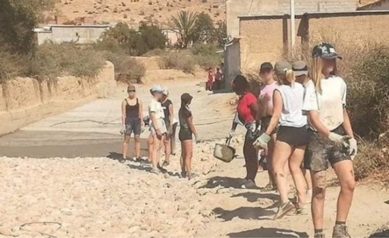 Marokkaanse vrouwen organiseren mars in short uit solidariteit met Belgische vrijwilligsters