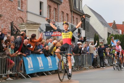 Foto Belgisch Kampioen Tim Merlier Zet De Tricolore Kroon O Destelbergen Het Nieuwsblad Mobile