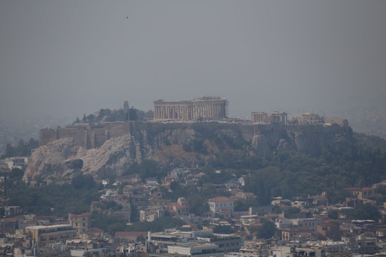 Bosbranden op Griekse eiland zo hevig dat rookpluim zelfs tot in hoofdstad Athene reikt