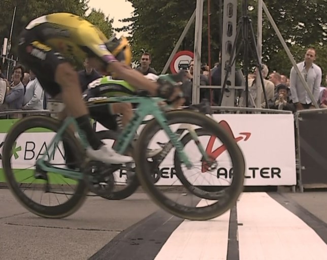 Drie op een rij voor Bennett in de BinckBank Tour, al scheelde het woensdag maar een banddikte