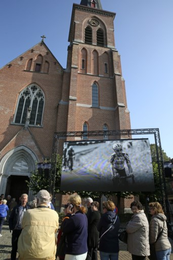 Iedereen in tranen als moeder van Bjorg Lambrecht het woord neemt tijdens begrafenis: “De leegte die je achterlaat, is ondraaglijk”