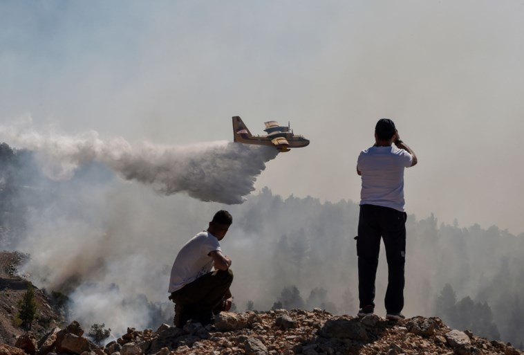 Bosbranden op Griekse eiland zo hevig dat rookpluim zelfs tot in hoofdstad Athene reikt
