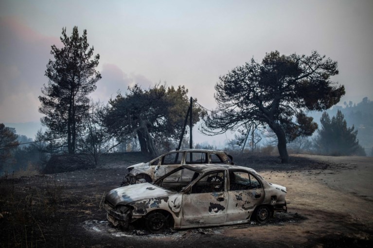Bosbranden op Griekse eiland zo hevig dat rookpluim zelfs tot in hoofdstad Athene reikt