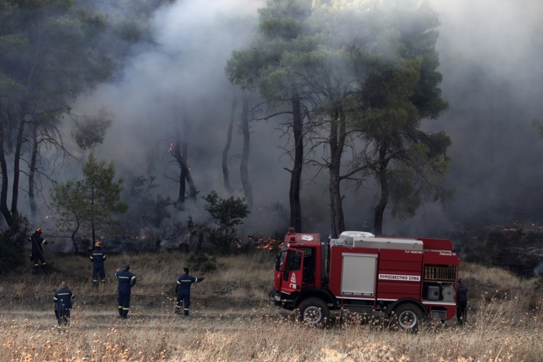 Bosbranden op Griekse eiland zo hevig dat rookpluim zelfs tot in hoofdstad Athene reikt