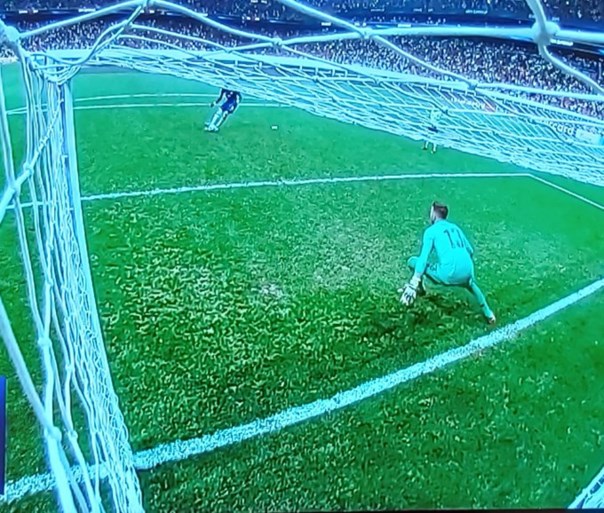 Waar was de VAR? Beslissende strafschop in Europese Supercup tussen Liverpool en Chelsea moest hernomen worden