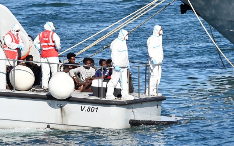 Situatie aan boord van Open Arms wordt “onhoudbaar”: 134 migranten bijeengepakt, mensen ziek op schip