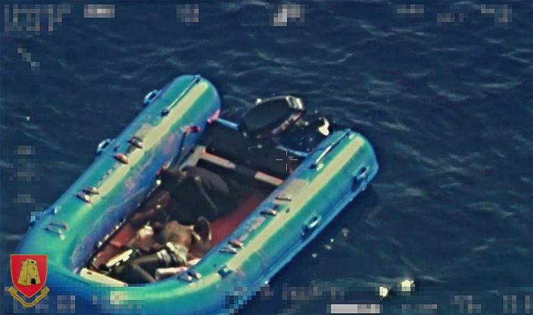 Situatie aan boord van Open Arms wordt “onhoudbaar”: 134 migranten bijeengepakt, mensen ziek op schip