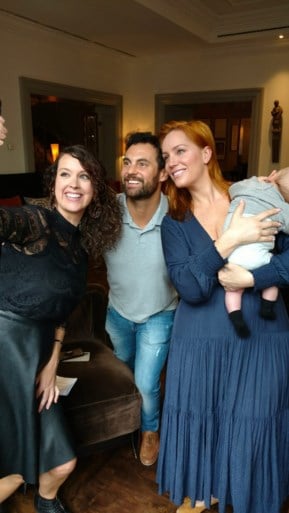 Joe-dj Anke Buckinx ontmoet Australisch ‘Blind getrouwd’-koppel en laat hen meteen pamper van zoontje verversen