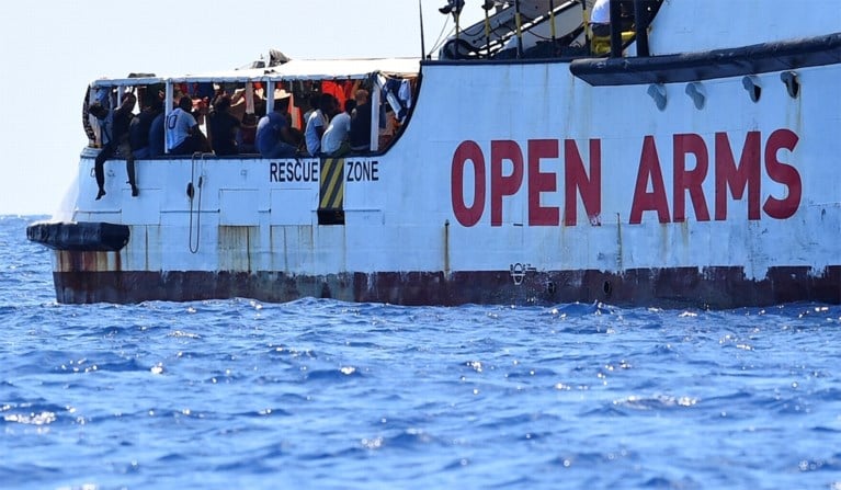 Situatie aan boord van Open Arms wordt “onhoudbaar”: 134 migranten bijeengepakt, mensen ziek op schip