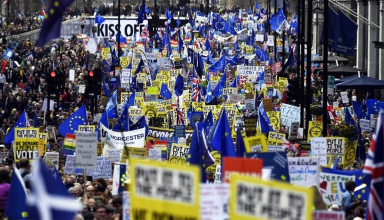 Chaos dreigt in Groot-Brittannië: tekort aan voedsel, medicijnen en brandstof bij harde Brexit