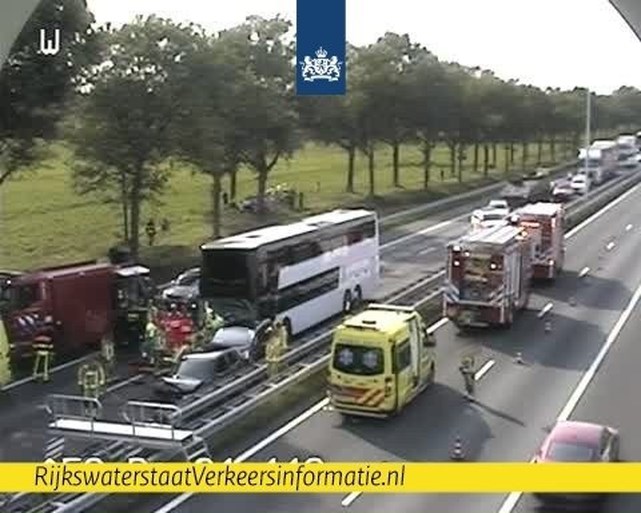 Bus met 70 Belgen botst op Nederlandse snelweg na dagje Efteling