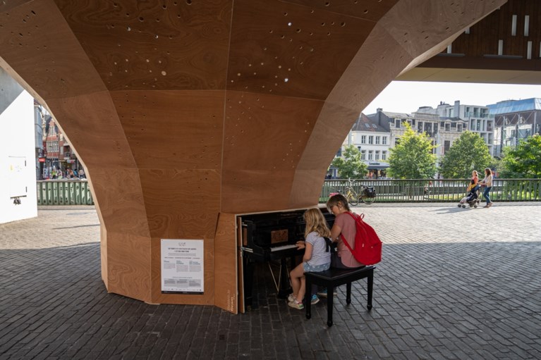 Vergeet luidsprekers: deze piano wordt versterkt door ‘reuzengrammofoon’ met wel 1.000 gaatjes