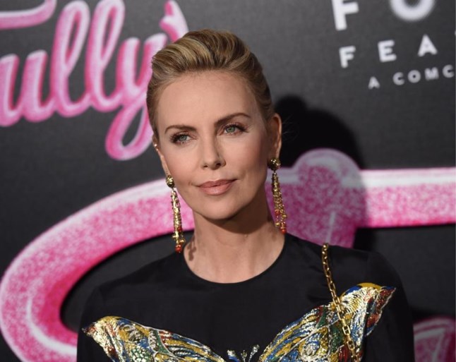 Charlize Theron amper herkenbaar in trailer voor nieuwe film ‘Bombshell’: “Ik word hier nerveus van”
