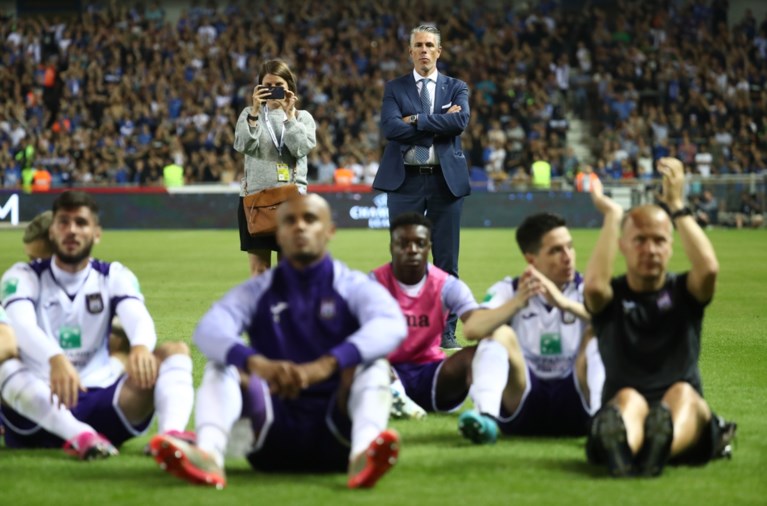 Anderlecht-spelers gaan nederig op grond zitten voor fans: “Binnenkort worden het hoogtepunten”