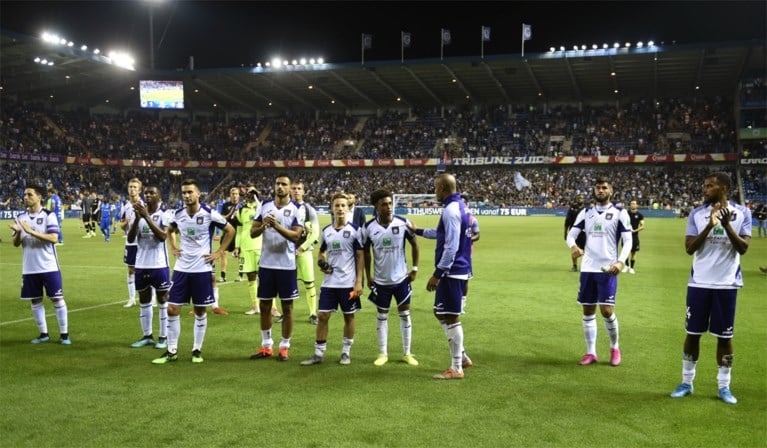 Anderlecht-spelers gaan nederig op grond zitten voor fans: “Binnenkort worden het hoogtepunten”