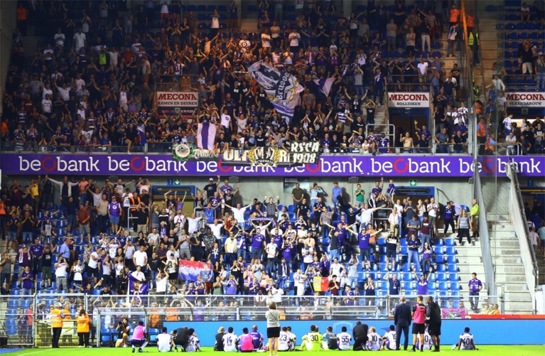 Anderlecht-spelers gaan nederig op grond zitten voor fans: “Binnenkort worden het hoogtepunten”