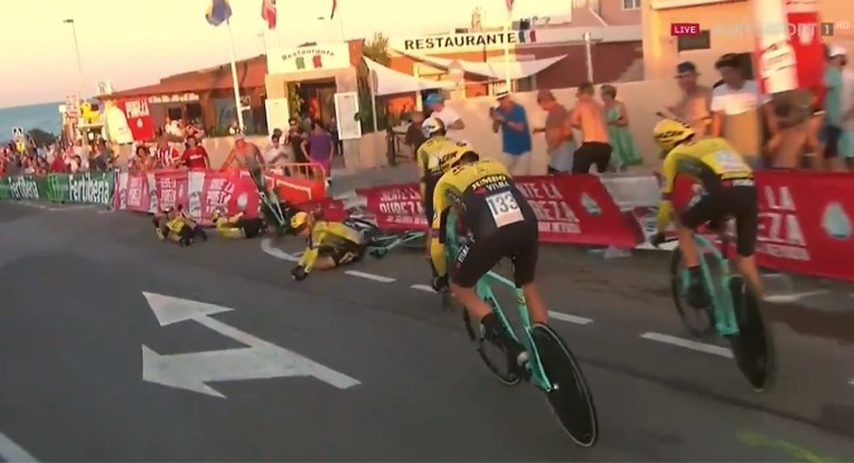 Deceuninck-Quick Step verliest ploegentijdrit door stilstaande volgwagen: “Jumbo-Visma heeft ons de overwinning afgepakt”