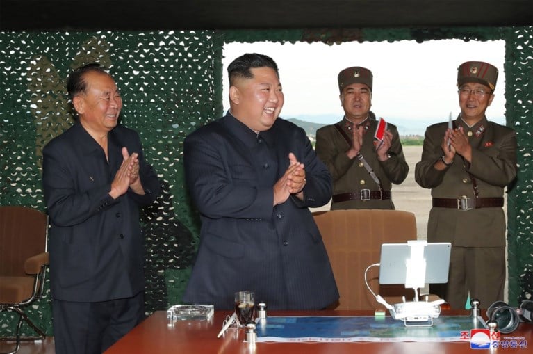 Noord-Koreaanse leider Kim superviseerde test van “supergrote raketwerper”