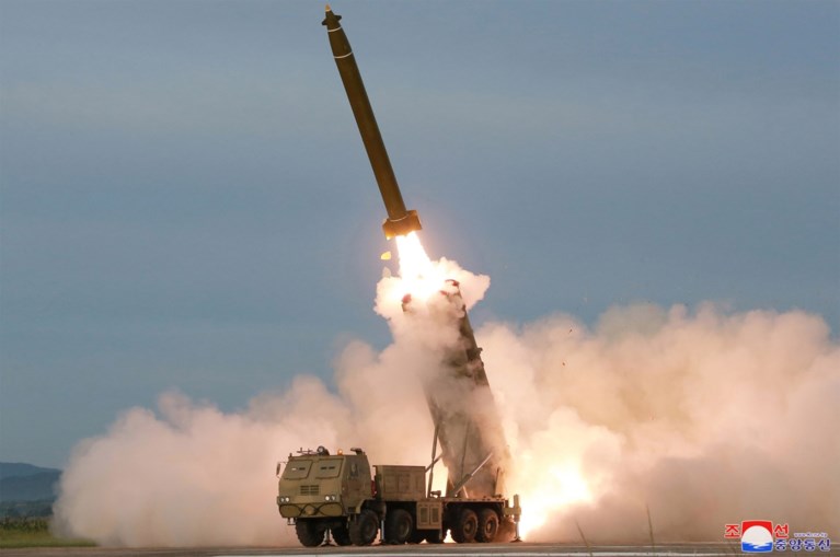 Noord-Koreaanse leider Kim superviseerde test van “supergrote raketwerper”