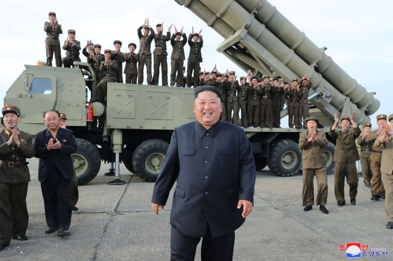 Noord-Koreaanse leider Kim superviseerde test van “supergrote raketwerper”