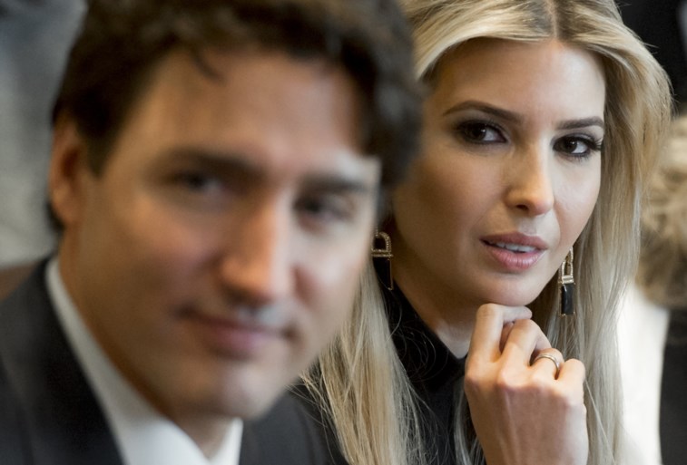 Zoenen op de G7: onhandige kus van Trump en Merkel, Melania en Trudeau doen geruchtenmolen draaien